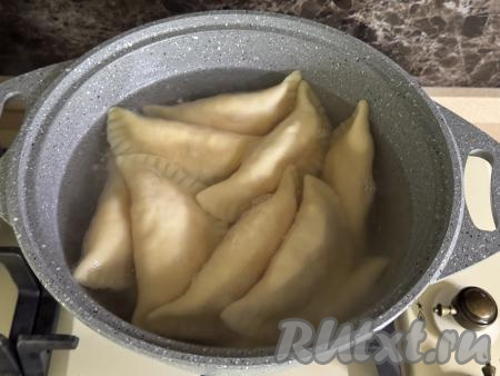 Для того чтобы отварить свежеслепленные (или замороженные) вареники с тыквой и луком, нужно их выложить в кастрюлю с достаточно большим количеством кипящей подсоленной воды, перемешать, довести до кипения, уменьшить огонь.&nbsp;