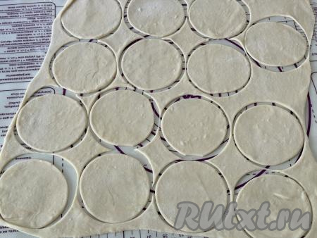 "Отдохнувшее" тесто на присыпанной мукой поверхности раскатать в тонкий пласт (ориентировочно толщиной 2 миллиметра), вырезать кружочки диаметром 10 сантиметров.&nbsp;