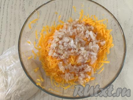 Жареный лук добавить в миску с тыквой.