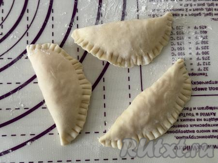 Из каждого кружка с начинкой сформировать вареник, тщательно скрепляя края. Я скрепила края вареников вилкой. Для того чтобы вилка не липла к тесту, я периодически обмакивала зубчики вилки в тесто.&nbsp;