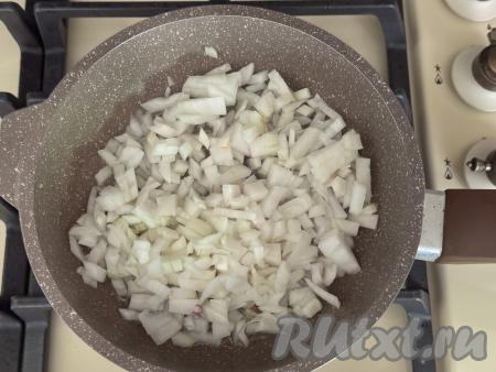 Лук очистить, мелко нарезать. Прогреть растительное масло в сковороде, выложить мелко нарезанный лук.&nbsp;