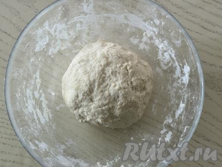 Подсыпая по мере необходимости оставшуюся муку, замесить нежное, пластичное, не липнущее к поверхности и рукам тесто. Муки для замеса может потребоваться как больше, так и меньше, чем указано в ингредиентах, ведь размер яйца и качество муки могут быть разными, поэтому прежде всего нужно ориентироваться на структуру, замешиваемого теста. Убрать тесто для вареников в пакет и оставить на столе на 30 минут.&nbsp;