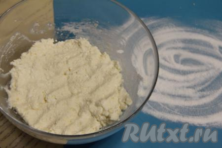 Постепенно добавляя муку, следите за консистенцией замешиваемого теста. Тесто для сырников с рисовой мукой должно получиться комковатым и липким. Если его сжать в ладони, то оно будет держать форму.