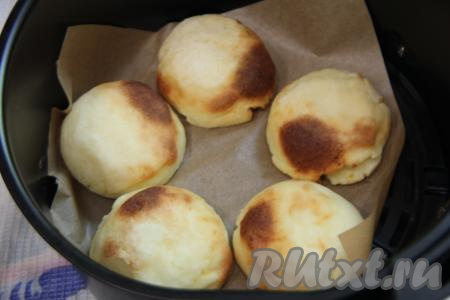 Выставить температуру аэрогриля 180 градусов, время - 15 минут. Затем сырники достать, перевернуть и выпекать ещё 10 минут.