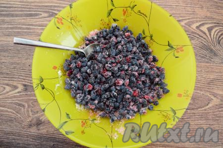 Перемешать жимолость с сахаром, крахмалом и начинка для слоек готова.