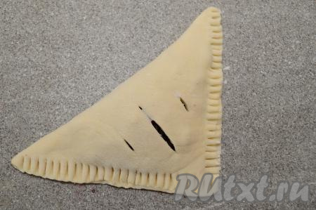 При помощи вилки тщательно скрепить края заготовки слойки. Если вилка будет приставать к тесту, тогда я советую окунать кончики вилки в муку.