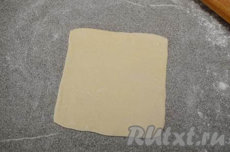 Каждую часть теста раскатать в квадрат. Я раскатала в квадраты со стороной 14 сантиметров.