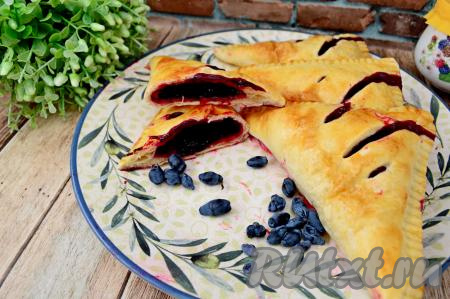 А вот как аппетитно смотрится в разрезе слойка с жимолостью. Сочетание яркой кисло-сладкой начинки и нежного, воздушного слоёного теста делает эту&nbsp;выпечку очень вкусной!&nbsp;