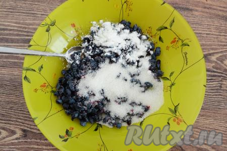 Всыпать подготовленную жимолость в глубокую тарелку, добавить сахар и крахмал. Крахмал добавляется для того, чтобы сок, который будет выделяться из жимолости в процессе выпечки, не вытекал, а желировался и оставался внутри слоек.