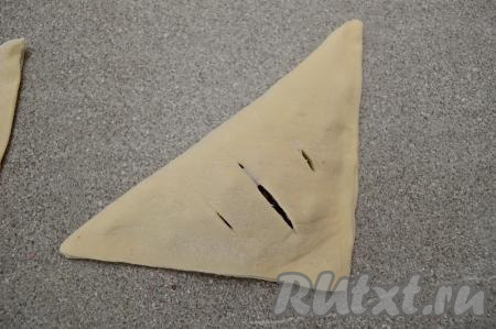 Накрыть начинку стороной теста с разрезами.