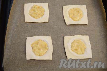 Разложить пюре из банана в углубление каждой заготовки слойки.