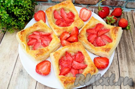 Готовые слойки можно подать к столу и тёплыми, и полностью остывшими. Банан и клубника отлично гармонируют со слоёным тестом, поэтому эта простая выпечка получается очень вкусной!