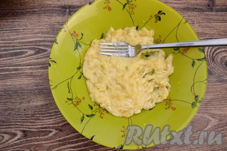 Банан очистить от кожуры, разломать на части, выложить в тарелку, размять вилкой до получения пюре.