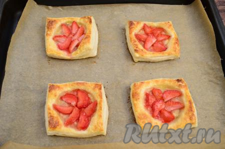 Слойки с клубникой и бананом&nbsp;выпекать в разогретой до 200 градусов духовке в течение 20 минут (до приятного зарумянивания слоёного теста).