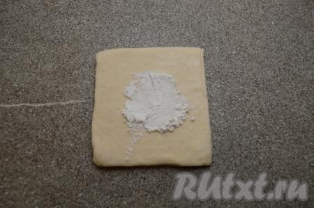 В центр каждого квадрата всыпать 1/4 чайной ложки крахмала.