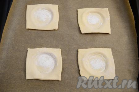На противень, застеленный пергаментом, выложить заготовки слоек на небольшом расстоянии друг от друга.