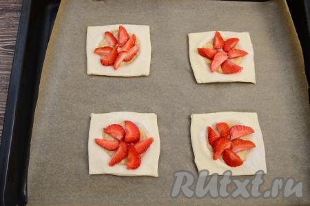 Подготовленную клубнику нарезать на дольки толщиной примерно 3-4 миллиметра. Выложить нарезанную клубнику поверх банана.