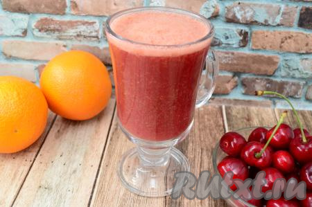 Разлить готовый смузи по стаканам и сразу подавать к столу. Всего у меня вышло 430 миллилитров напитка из черешни и апельсинов.