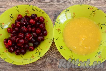 Из черешни вынуть косточки.