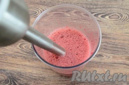 При помощи погружного блендера пробить черешню и сок апельсина до однородности. Старайтесь пробивать движениями блендера "вверх-вниз". Теперь можно попробовать смузи на вкус, если сладости вам недостаточно, тогда добавьте сахар по вкусу и ещё раз пробейте напиток погружным блендером. Мне сахара хватило и я ничего не добавляла.