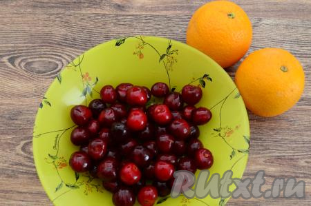 Подготовить продукты для приготовления смузи с черешней и апельсином. Черешню и апельсины лучше брать сладкие, тогда вам не придётся добавлять в смузи сахар. Черешню и апельсины хорошо вымыть.