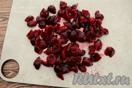 Подготовленную черешню без косточек нарезать не очень мелко.