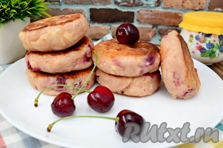 Готовые сырники с черешней можно есть как тёплыми, так и остывшими.