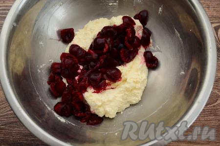 Добавить нарезанную черешню в миску с творожной массой. Сок, выделившийся из черешни в процессе нарезки, добавлять в творожную массу не нужно. 