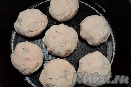В сковороду влить растительное масло, дать ему хорошо прогреться на достаточно сильном огне, уменьшить огонь до среднего, выложить сырники.&nbsp;Жарить их до подрумянивания снизу (примерно 3-4 минуты).