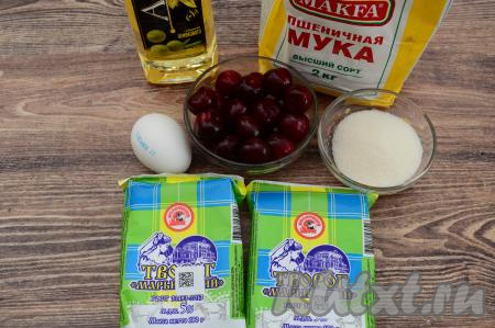 Подготовить продукты для приготовления сырников с черешней. Творог можно взять любой жирности, я купила жирностью 5%. Черешню можно взять как свежую, так и замороженную. Свежие ягоды нужно промыть водой, отделить от косточек. Замороженную черешню нужно разморозить, если есть косточки, их нужно будет удалить.