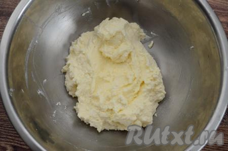 Растереть творог с яйцом и сахаром до однородности (я вначале тщательно разминаю массу вилкой, а после этого довожу с помощью лопатки до однородности).