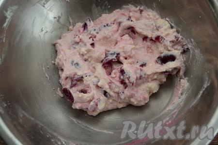 Перемешать творожную массу с черешней.