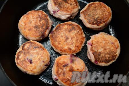 Затем перевернуть их на другую сторону, сделать огонь ниже среднего, накрыть крышкой и жарить ещё 4 минуты (тоже до подрумянивания снизу). Ещё раз перевернуть сырники, выключить огонь и под крышкой подержать 5 минут.