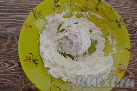 В отдельную тарелку насыпать 2 столовых ложки муки. Тесто зрительно разделить на 7 частей (именно столько сырников с черешней мы будем формировать). Для того чтобы тесто не липло к рукам, перед формированием каждого сырника руки нужно немного смачивать водой. Влажными руками вначале из одной части теста сформировать круглый сырник, стараясь, чтобы ягоды были полностью спрятаны в творожное тесто. Выложить сформированный сырник на тарелку с мукой и обвалять его в муке со всех сторон.