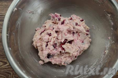 Итоговое тесто для сырников с черешней должно получиться комковатым, липким, но при это держать форму, если вы его слегка сожмёте в руке. Мне всего потребовалось добавить 85 грамм муки, вам может потребоваться добавить как меньше, так и больше муки. Количество муки, которое придётся добавить, зависит от сочности черешни, влажности творога и размера яйца.