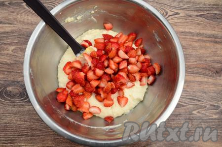 По прошествии 10 минут манка немного набухнет, творожно-манное тесто должно получиться достаточно густым и вязким. Добавить в тесто клубнику. Сок, выделившийся из ягод в процессе нарезания, добавлять в тесто не нужно.