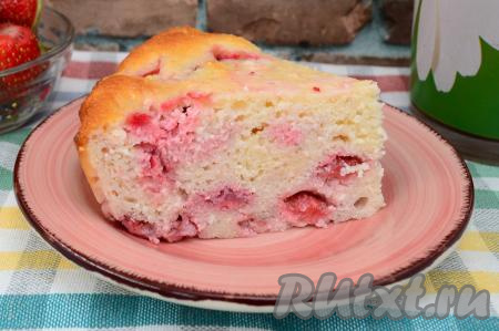 Тёплую или полностью остывшую творожную запеканку нарезать на кусочки и подать к столу. Смотрите, какой красивый разрез у этой выпечки, приготовленной с манкой и клубникой. Нежная, воздушная запеканка с приятным клубничным вкусом и ароматом пришлась по вкусу всей семье, советую и вам попробовать!