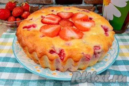 Перед подачей верх запеканки я украсила кусочками свежей клубники.