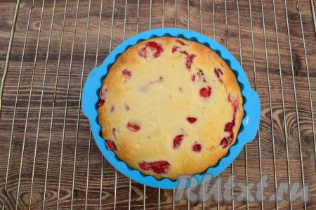 Поставить форму в духовку, разогретую до 180 градусов, готовить творожную запеканку с клубникой и манкой минут&nbsp;35-40. Поверхность запеканки должна немного подрумяниться. Готовую запеканку достать из духовки, дать немного остыть и вынуть из формы.