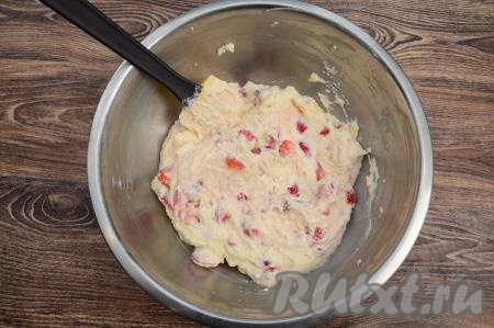 Перемешать клубнику с творожно-манным тестом, равномерно распределяя ягоды по всему тесту.