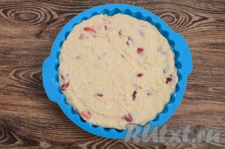 Сразу выложить тесто в форму для выпечки. Я использовала силиконовую форму диаметром 16 сантиметров и ничем её не смазывала. Если у вас керамическая или металлическая форма, тогда перед выкладыванием теста обязательно смажьте дно и бока формы растительным маслом.