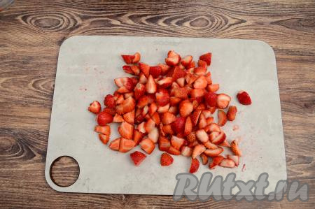 Пока манка набухает, нарезать подготовленную клубнику на кусочки.