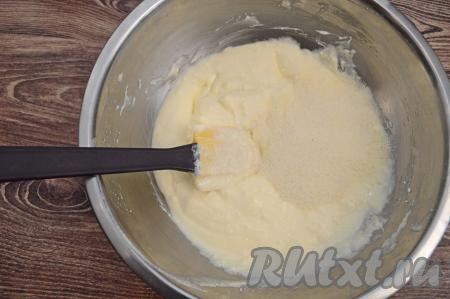 Далее всыпать манку.