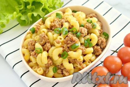 Аппетитные, сочные, очень вкусные макароны по-флотски, приготовленные с фаршем из индейки, раскладываем по тарелкам и в горячем виде подаём к столу, дополнив зеленью или свежими овощами.&nbsp;