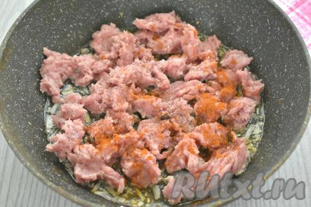 К луку, обжаренному до прозрачности, выкладываем фарш из индейки, по вкусу солим, сдабриваем специями (в качестве специй я использовала паприку и чёрный молотый перец), перемешиваем. Обжариваем, достаточно часто разбивая лопаткой комочки мяса, минут 5-6 (до изменения цвета фарша со всех сторон).&nbsp;
