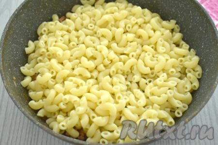 Макароны, отваренные до готовности, откидываем на дуршлаг, оставляем на несколько минут, чтобы стекла лишняя вода. После того как фарш из индейки протушится с томатной пастой в течение минут 7, добавляем в сковороду макароны, перемешиваем. Прогреваем макароны по-флотски на среднем огне 2-3 минуты, время от времени перемешивая, убираем готовое блюдо с огня.