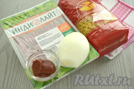 Подготовим продукты для приготовления макарон по-флотски с фаршем из индейки. Макароны можно взять любой формы. Я использовала покупной фарш из индейки, можно приготовить фарш и в домашних условиях, пропустив кусочки филе индейки через мясорубку. 