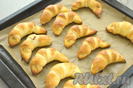 Отправляем противень с рогаликами с изюмом в разогретую до 200 градусов духовку, выпекаем минут 15-20 (до подрумянивания слоёного теста).