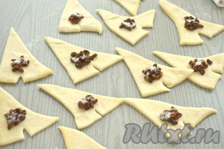 Поверх изюма всыпаем 1/4 чайной ложки сахара, чтобы начинка рогаликов была более сладкой.