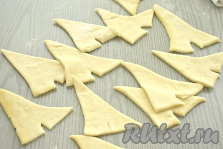 В центре основания треугольника делаем небольшой надрез.&nbsp;Концы теста у стороны с разрезом разводим немного в стороны.